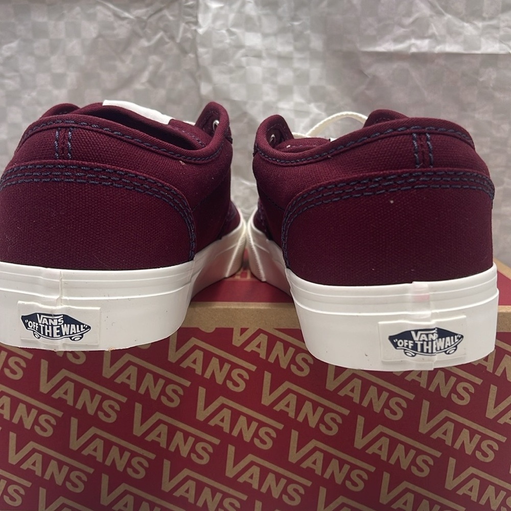 Vans WMNS Burgundy Canvas Sneakers Atwood
Outdoor Port Rovale
VN000CX84QU - Picture 13 of 16